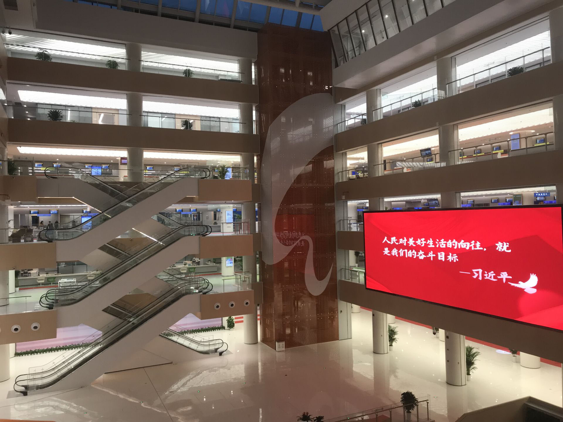 成都高新區(qū)智慧政務(wù)新大廳排隊(duì)系統(tǒng)及信發(fā)系統(tǒng)和填單系統(tǒng)正式上線投入使用。效果圖