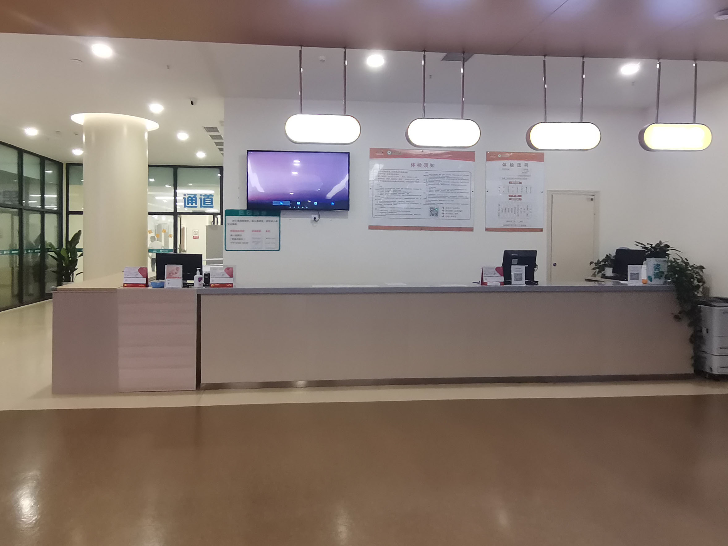 智能分診系統(tǒng)設(shè)備配套助力四川雅安市人民醫(yī)院的智能化醫(yī)療革新。效果圖